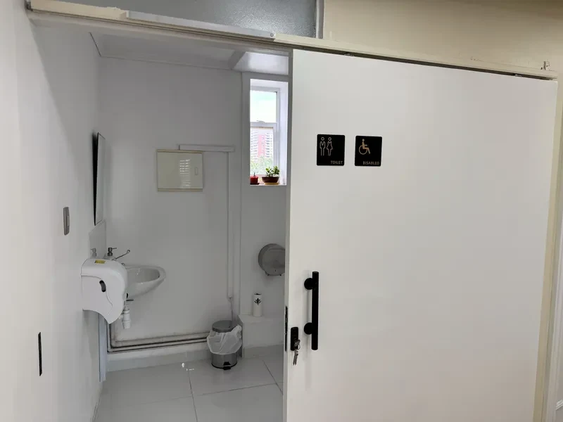 Baño accesible de la clínica