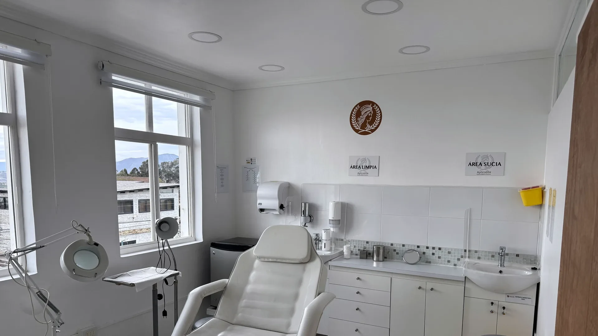 Box de procedimientos del Centro Médico Estético Aphrodite en Concón, con luz natural y vista a los cerros