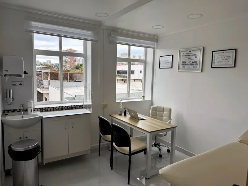 Consulta médica de Aphrodite con diplomas y vista a Concón