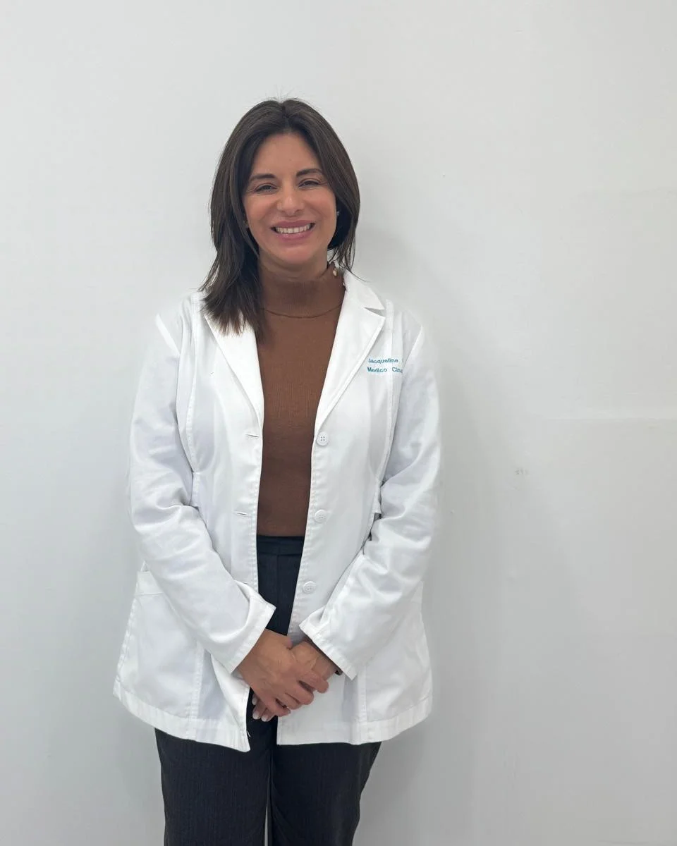 Retrato de la Dra. Jacqueline Vergara, médico cirujano y directora médica de Aphrodite